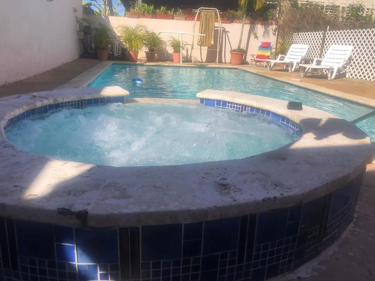 شقة كارولينا  في Nice Apt , Pool Jacuzzi Near Airport, Beaches